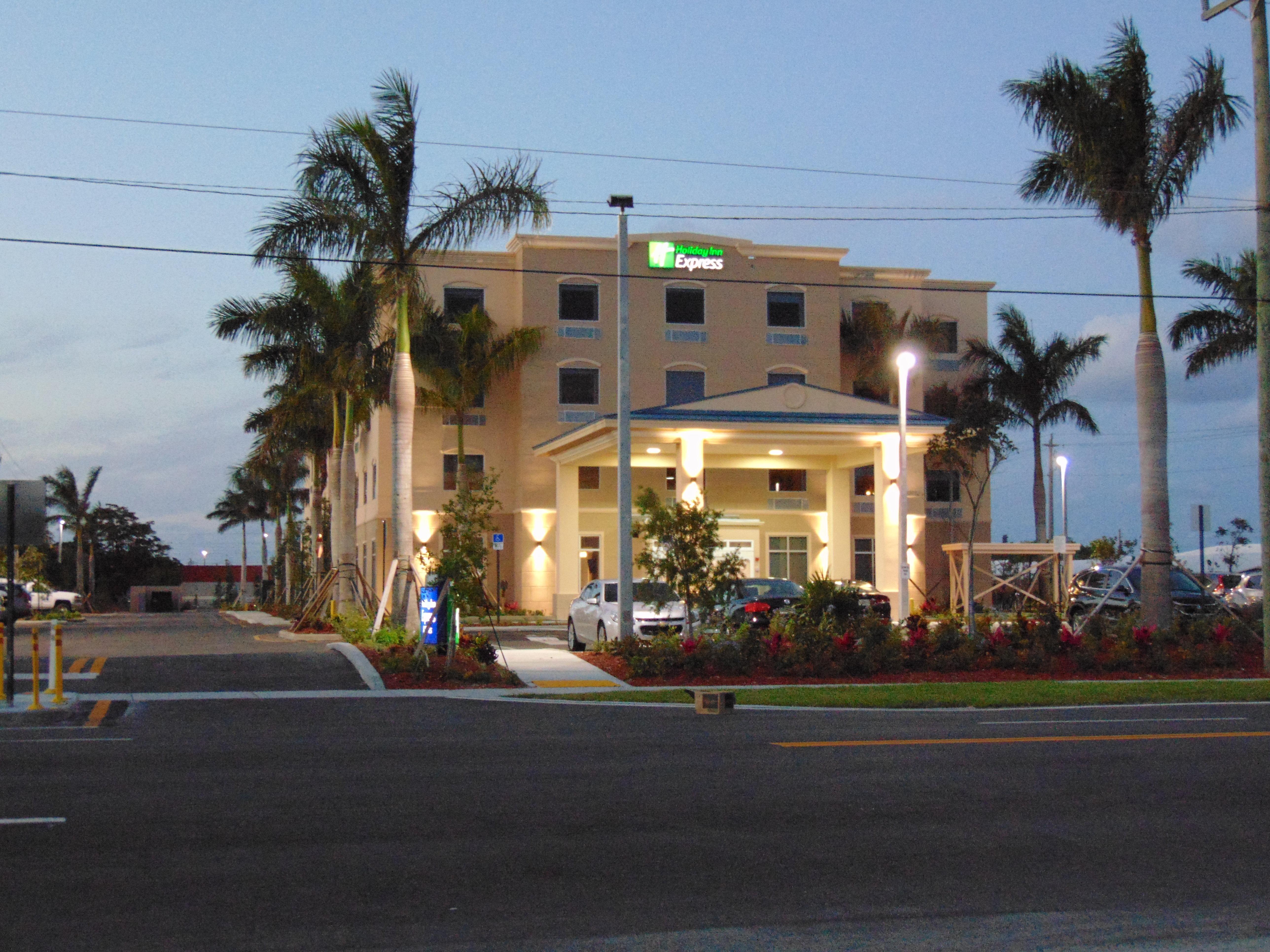 Holiday Inn Express & Suites Boynton Beach West By Ihg Exterior foto