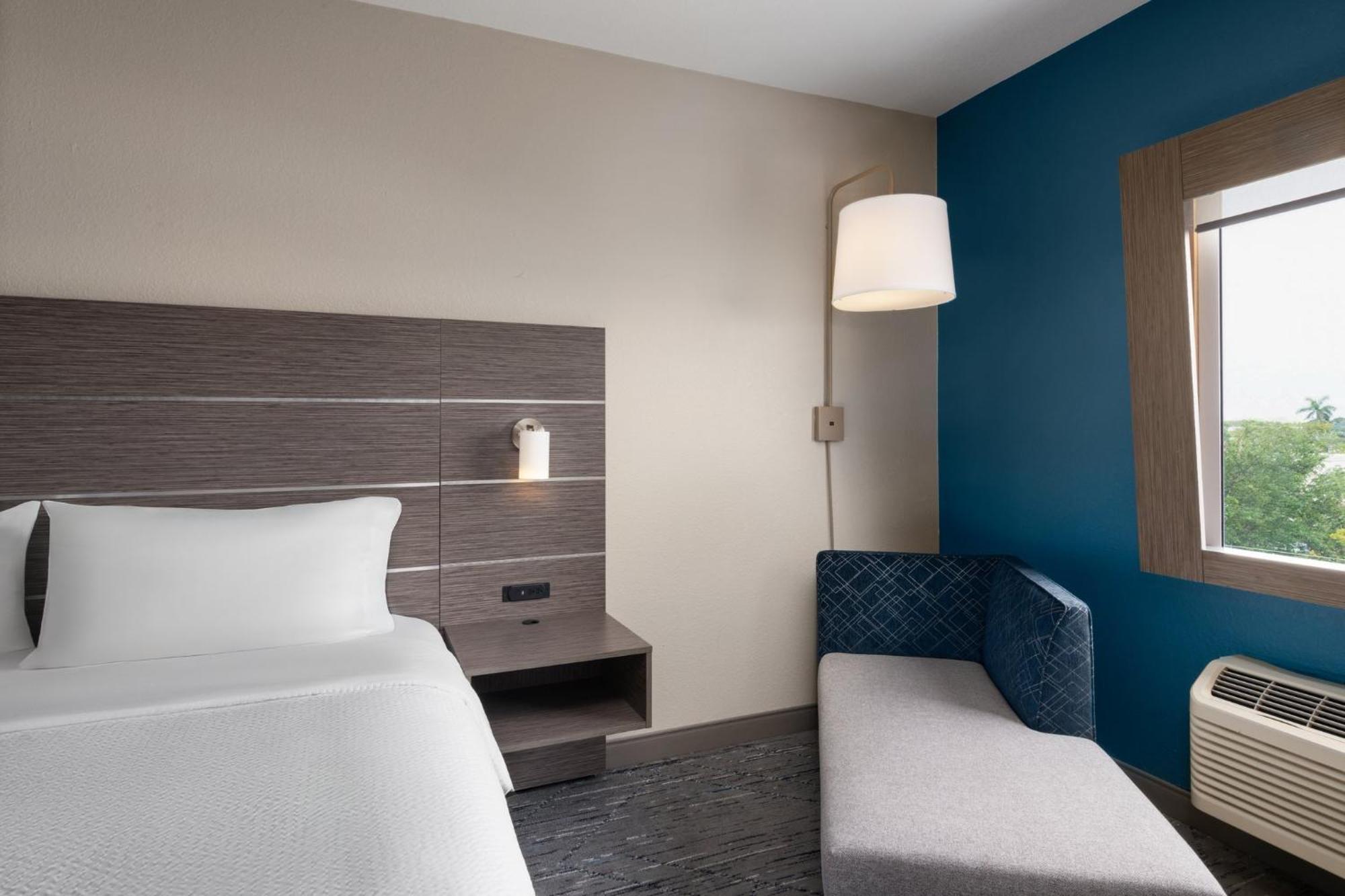 Holiday Inn Express & Suites Boynton Beach West By Ihg Exterior foto